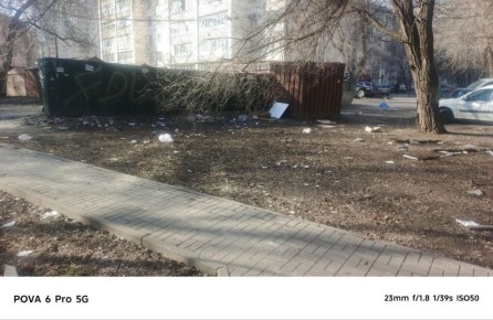 «Полно крыс, дворников нет»: детская площадка утопает в мусоре в центре Воронежа