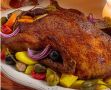 Невероятная утка, фаршированная фруктами и запечённая с овощами