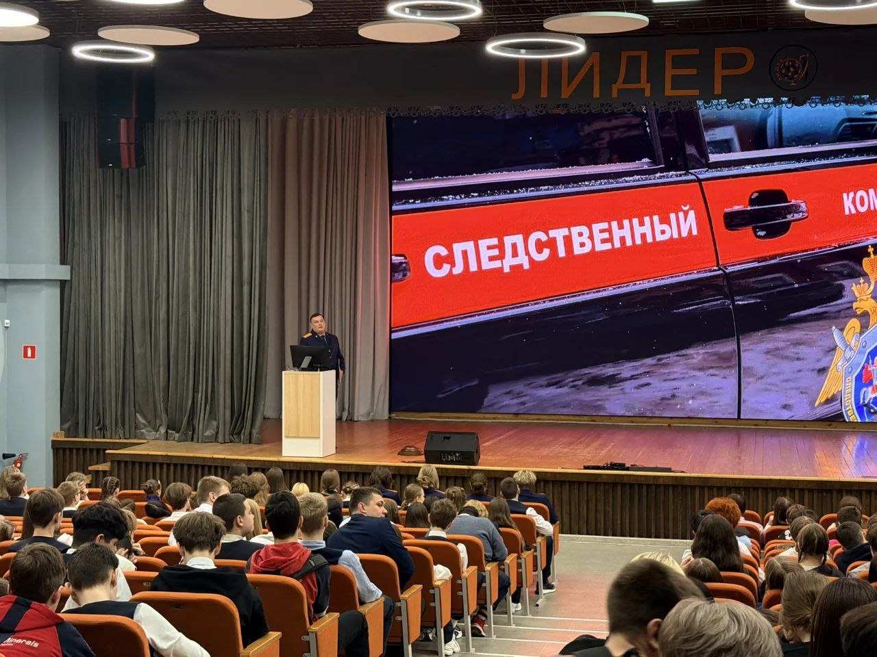 Следователь регионального следственного управления встретился со школьниками и преподавателями образовательных учреждений города Боброва