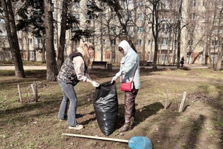 В Железнодорожном районе убрали 240 кубометров мусора и сухой листвы