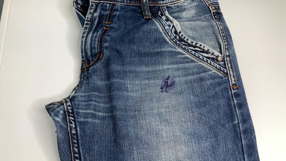 Как удалить чернила от шариковой ручки с одежды