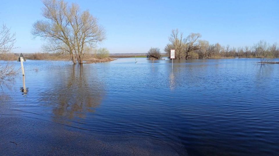 В Россошанском районе низководный мост на въезде в село Новая Калитва повторно ушел под воду