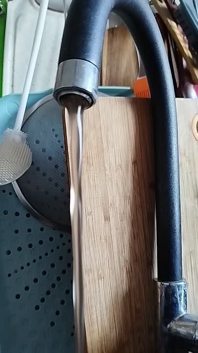 В Семилуках в многоквартирном доме на ул Комсомольская нет воды уже 4 сутки, всё выходные просидели без воды! Звонила несколько раз по всем инстанциям, результа 0, ни кто не отвечает на телефоны ! Очень удобно, ушли двери...