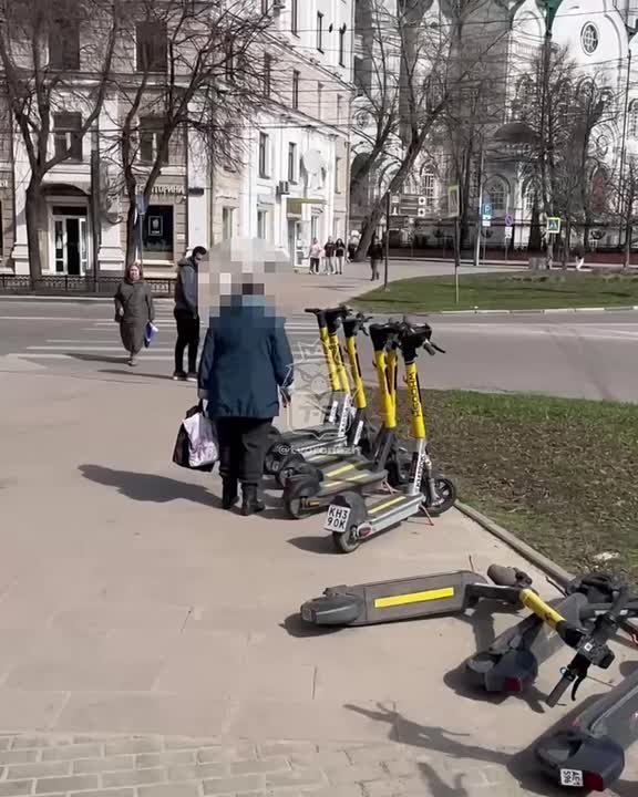 Пенсионерка разнесла "строй“ электросамокатов в Воронеже и попала на видео