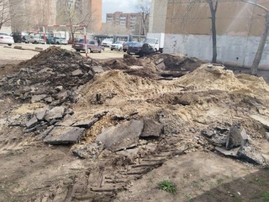 Проклятое место: детскую площадку превратили в свалку отходов дорожного строительства