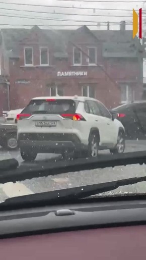 В Воронеже пошел град. Кадры сняты в районе Березовой Рощи