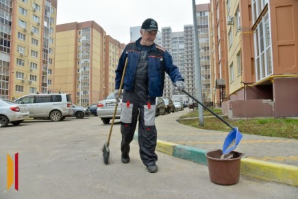Нарисовал плакат с пожеланием здоровья тем, кто не доносит пакет до мусорки: как живет воронежский карикатурист Иван Анчуков