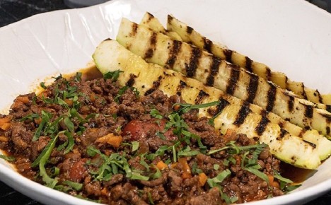 Освежите классическое болоньезе: новый рецепт с кабачками без пасты