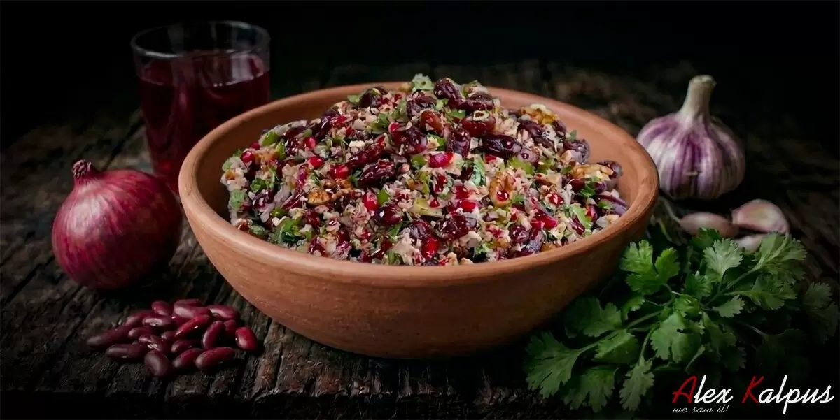 Постный салат из фасоли с гранатом и орехом по-грузински