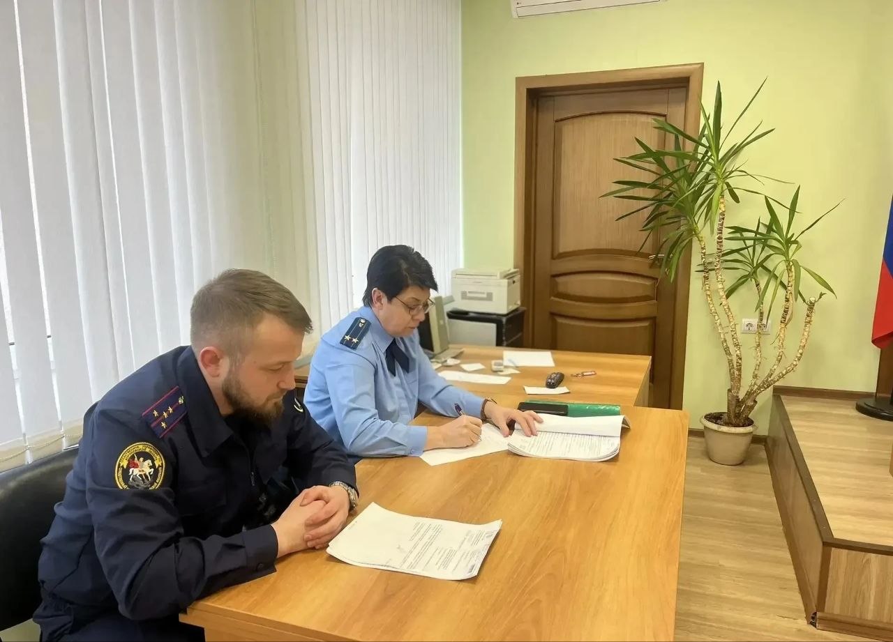 Сегодня судом удовлетворено ходатайство органов следствия об избрании меры пресечения в виде заключения под стражу в отношении бывшего первого заместителя главы одного из муниципальных районов Воронежской области...