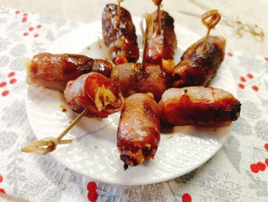 Необычная закуска: финики с сыром и беконом, пробуждающие аппетит