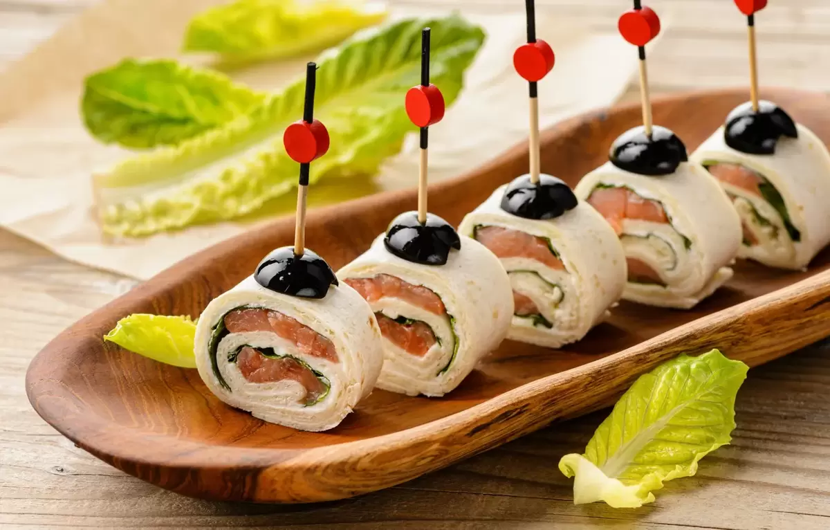 Изысканный новогодний рулет: лосось, творожный сыр и зелень – идеальное угощение для ваших праздников