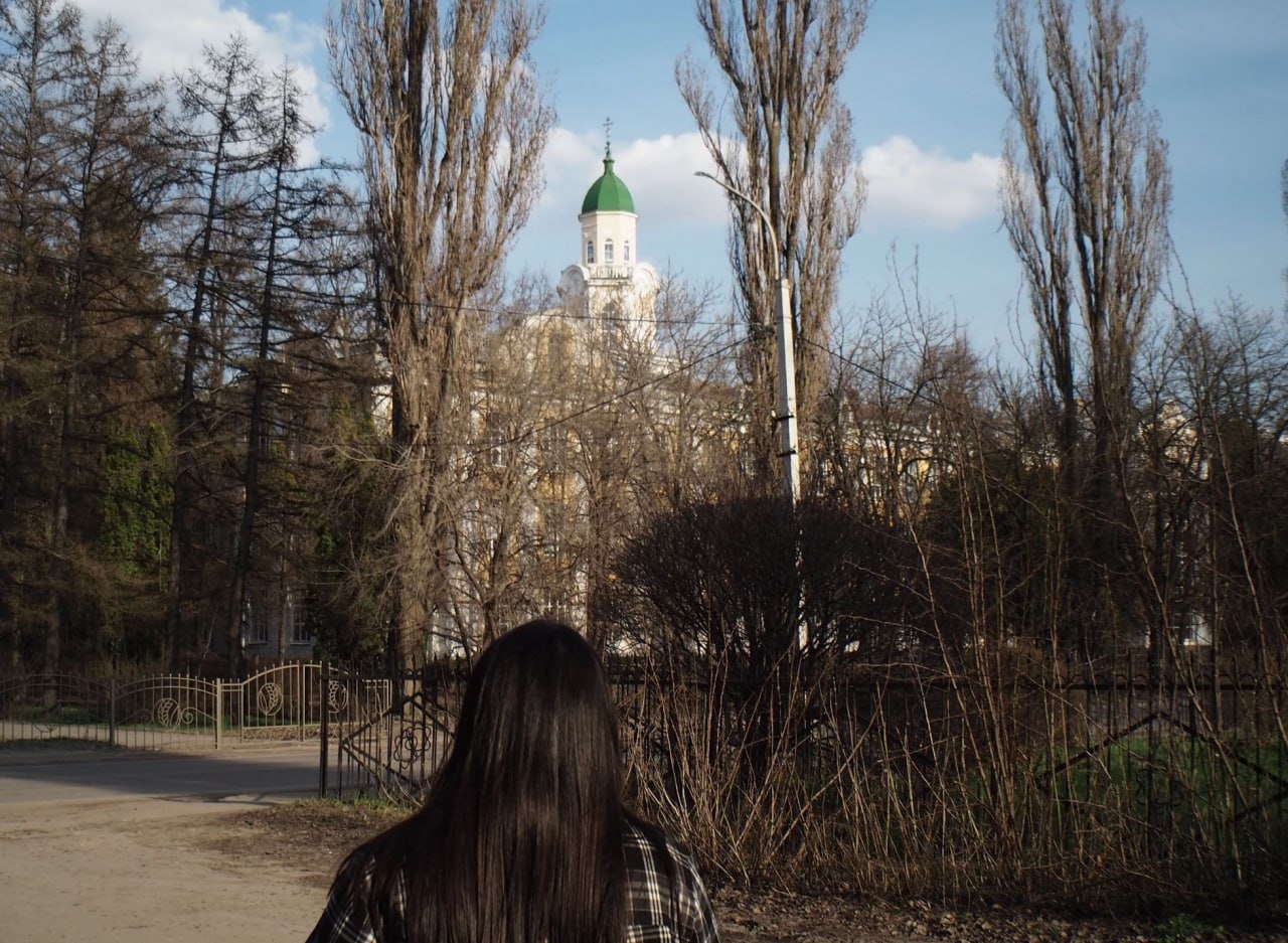 Погода 11 апреля:. Утром +4, но из-за дождя со снегом и юго-восточного ветра 3 м/с ощущается как 0. Днем воздух прогреется до +8, ветер сменится на южный (4 м/с), станет облачно с прояснениями