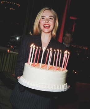 Эль Фаннинг отмечает день рождения с изысканным тортом