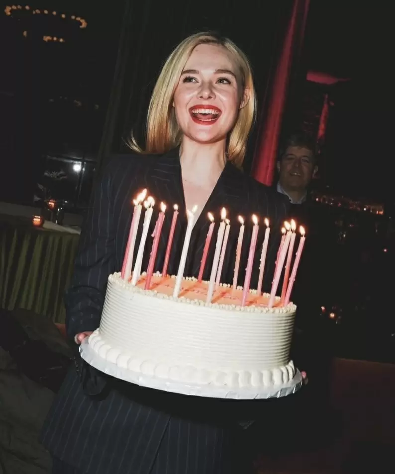 Эль Фаннинг отмечает день рождения с изысканным тортом