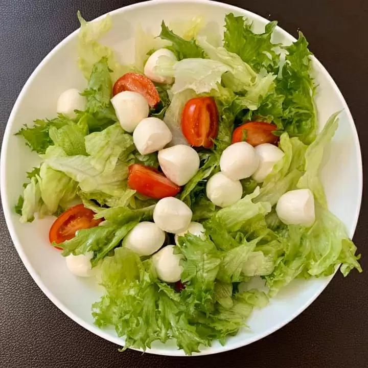 Простой салат с моцареллой: здоровое лакомство для легкого ужина