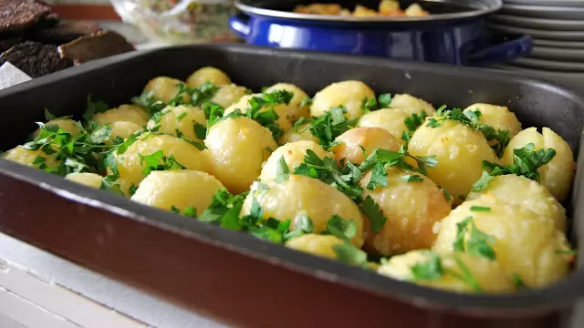 Секреты легкого летнего угощения: молодой картофель с зеленью