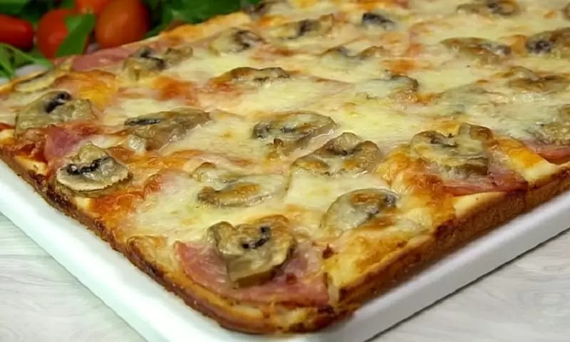 Ленивая пицца на жидком тесте: быстро и вкусно на любом столе