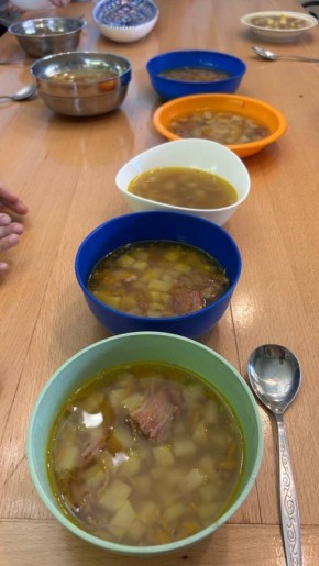 Изысканные угощения на обед: картофельный суп, макароны с сыром и свежий салат