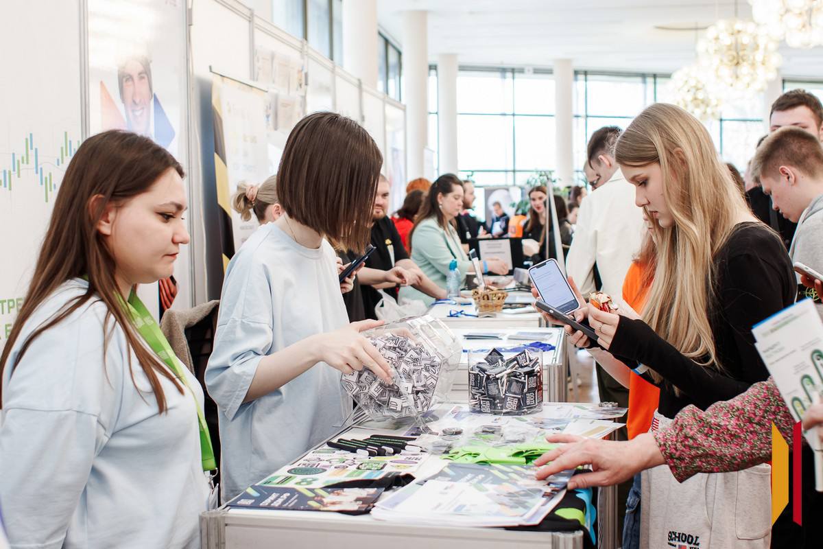 Более 2,5 тыс жителей нашли работу в прошлом году: воронежцев пригласили на Всероссийскую ярмарку трудоустройства Более 2,5 тыс жителей нашли работу в прошлом году: воронежцев пригласили на Всероссийскую ярмарку трудоустройства