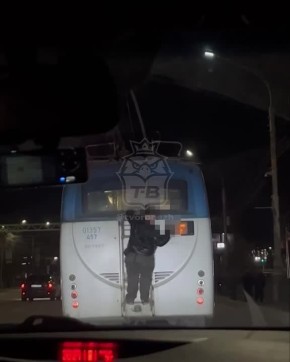 Воронежцы вновь заметили на троллейбусе подростка-зацепера