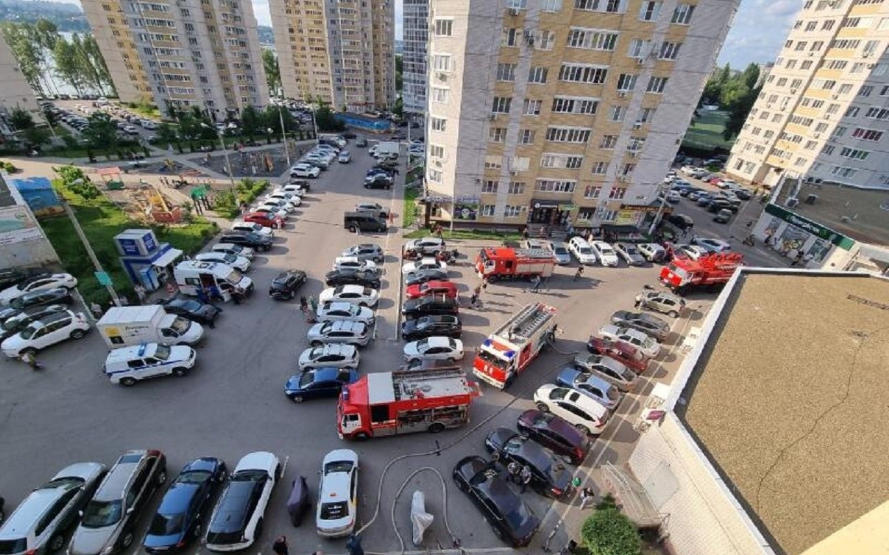Из горящей многоэтажки эвакуировали 30 человек в Коминтерновском районе Воронежа