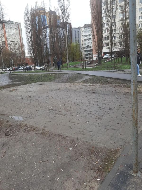 На остановке бульвар Победы сегодня ночью срезали павильон "умной остановки"