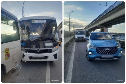 Столкновение двух автобусов показали на фото в Воронеже