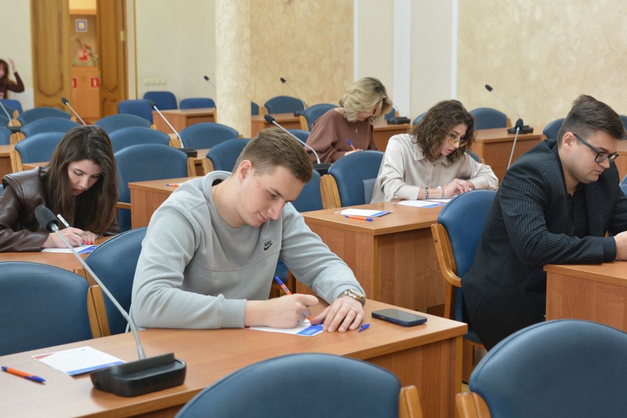 Активисты Молодежного совета при Воронежской городской Думе приняли участие в формировании народной программы «Единой России» Активисты Молодежного совета при Воронежской городской Думе приняли участие в формировании народной программы «Единой России»