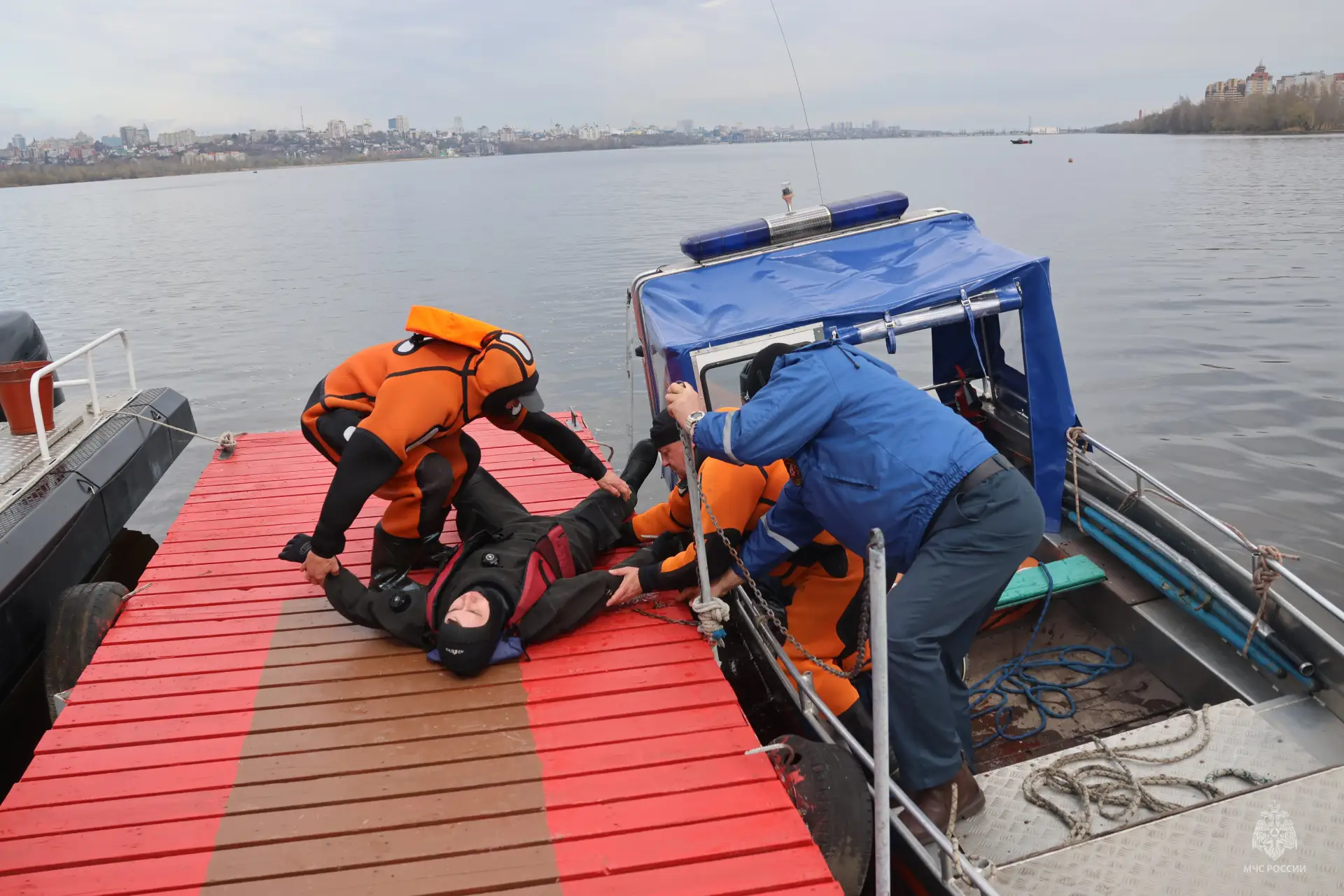 16 апреля на базе Государственной инспекции по маломерным судам Воронежской области состоялось практическое занятие по оказанию помощи тонущему человеку 16 апреля на базе Государственной инспекции по маломерным судам Воронежской области состоялось практическое занятие по оказанию помощи тонущему человеку