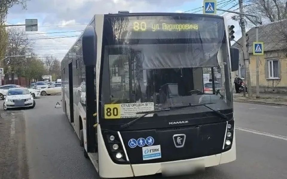 Водитель автобуса №80 сбил 17-летнего парня на пешеходном переходе в Воронеже