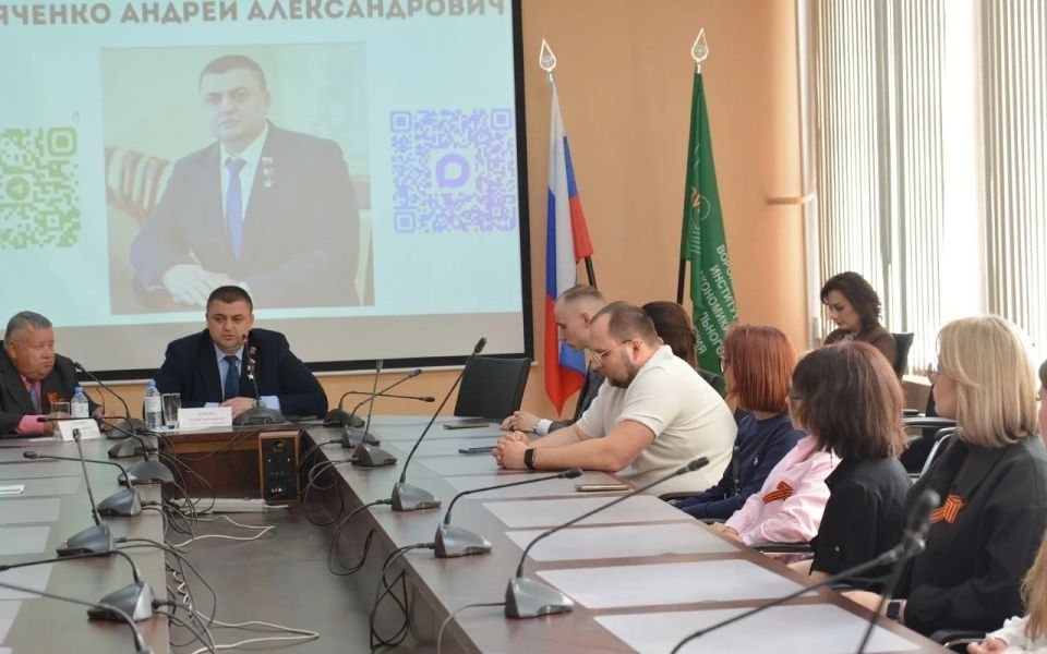 Герой России, председатель Воронежской городской Думы Андрей Дьяченко провел Урок Мужества в ВИЭСУ
