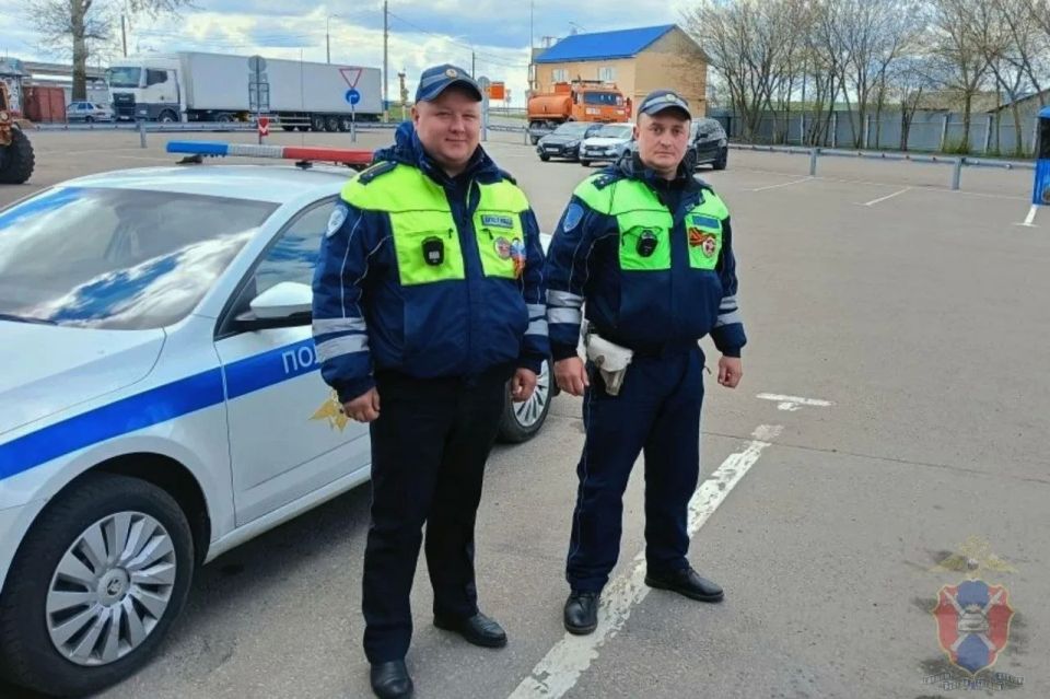 Госавтоинспекторы Воронежской области пришли на помощь водителю и пассажирам сломавшегося на трассе автобуса