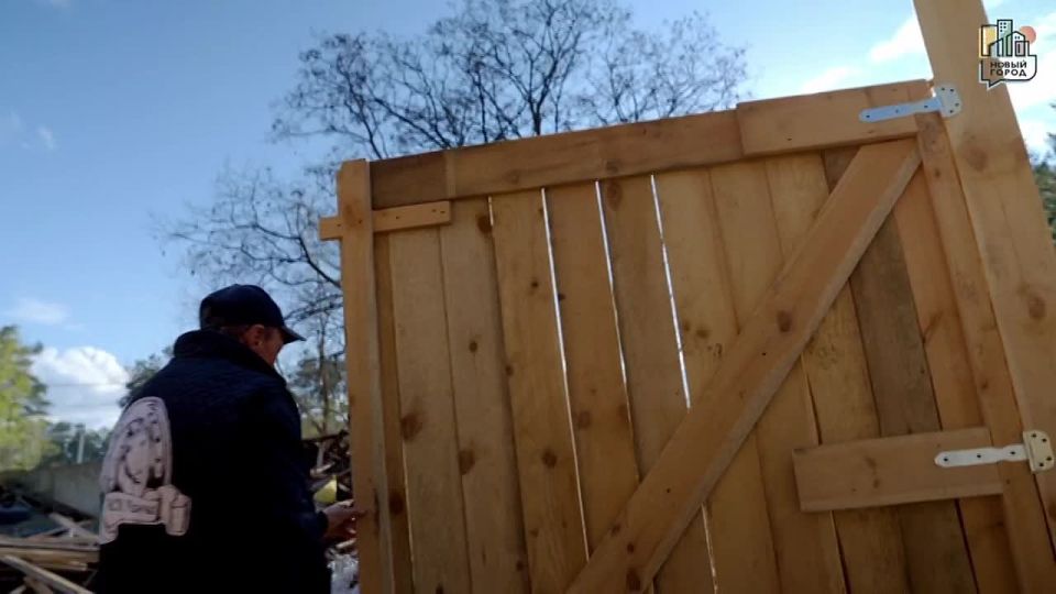 Депутат городской Думы Маргарита Жукова помогла новым арендаторам конюшни в Масловке большим количеством строительных материалов