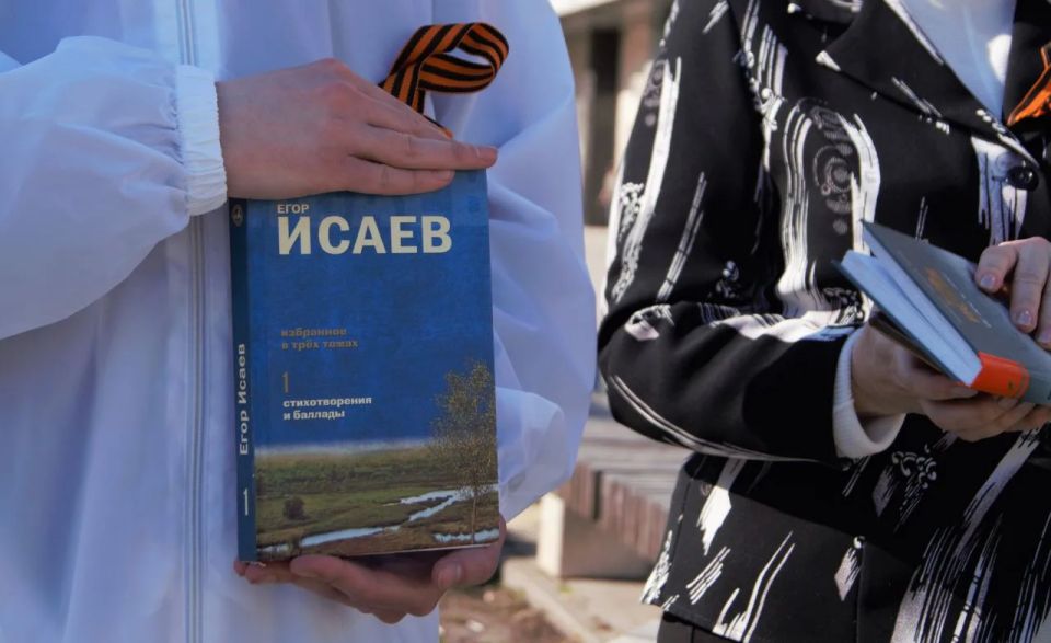 Сегодня волонтеры культуры у кинотеатра «Пролетарий» провели поэтический флешмоб «Мир Исаева», посвящённый 100-летию со дня рождения поэта Егора Александровича Исаева