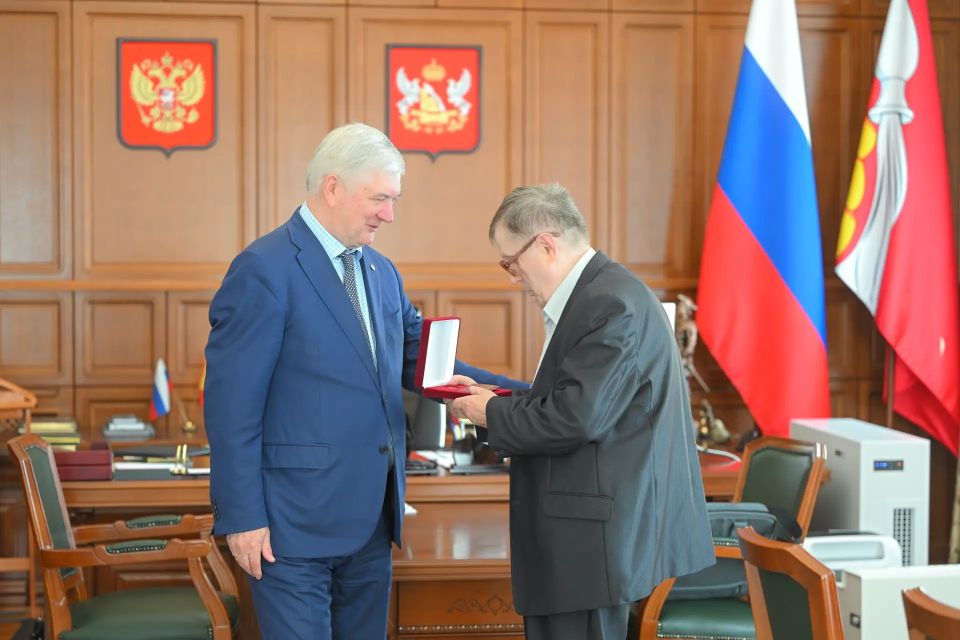 Губернатор поздравил с юбилеем известного воронежского краеведа Олега Ласунского