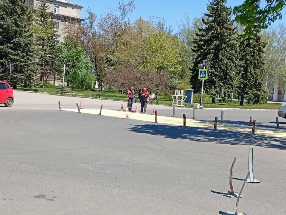 В рамках комплексных мероприятий по организации безопасности дорожного движения сотрудники специализированной организации наносят разметку и пешеходные переходы на внутригородских дорогах Ясиноватой