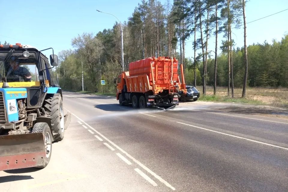 Установилась сухая погода, поэтому комбинат благоустройства регулярно проводит влажную уборку проезжих частей и тротуаров по всей территории района