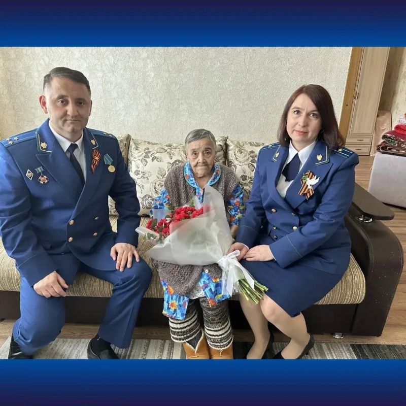 Сотрудники прокуратуры Семилукского района поздравили с наступающим Днем Победы двух участниц блокады Ленинграда, проживающих на территории района, Орлову Антонину Тимофеевну и Цедик Нину Васильевну Сотрудники прокуратуры Семилукского района поздравили с наступающим Днем Победы двух участниц блокады Ленинграда, проживающих на территории района, Орлову Антонину Тимофеевну и Цедик Нину Васильевну