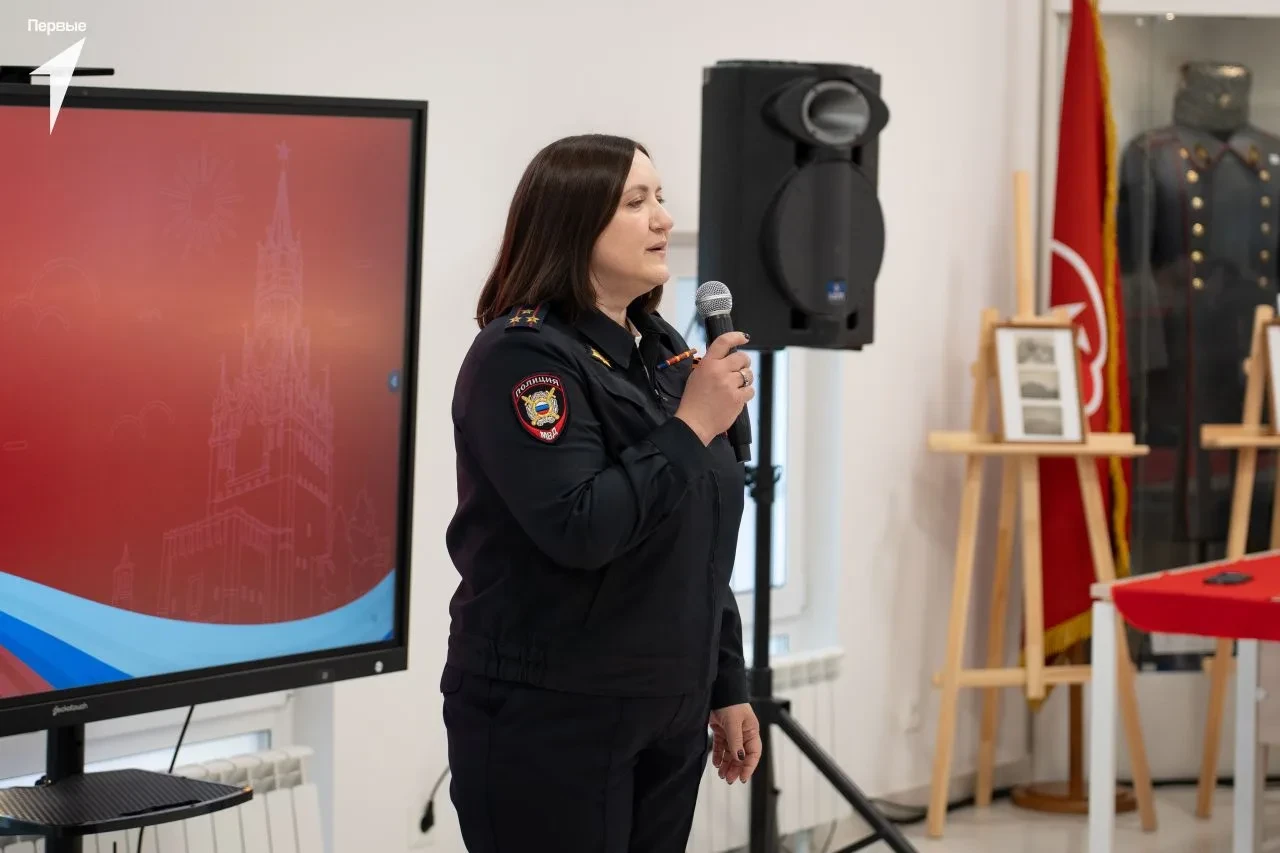 В Воронеже полицейские вручили подросткам первые паспорта в стенах «Музея-диорамы» В Воронеже полицейские вручили подросткам первые паспорта в стенах «Музея-диорамы»