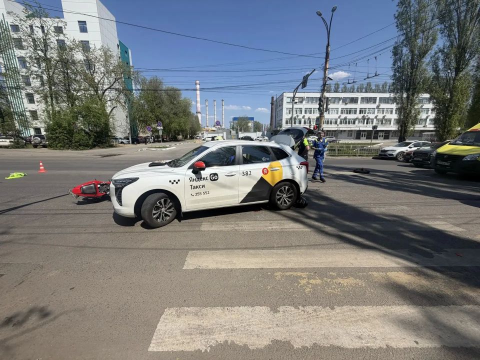 В Воронеже сотрудники Госавтоинспекции устанавливают обстоятельства смертельного ДТП