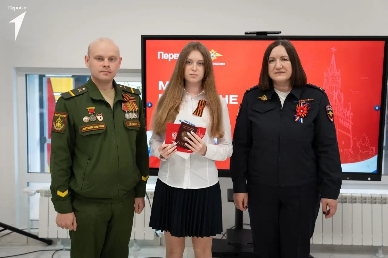 В Воронеже полицейские вручили подросткам первые паспорта в стенах «Музея-диорамы» В Воронеже полицейские вручили подросткам первые паспорта в стенах «Музея-диорамы»