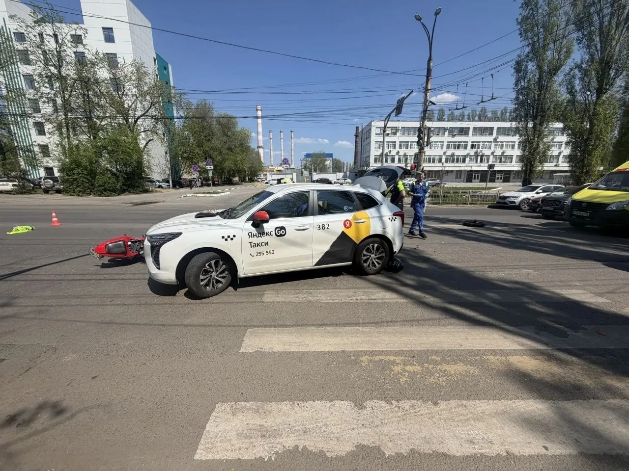 Мотоциклист проломил дверь такси и умер в жестком ДТП в Воронеже