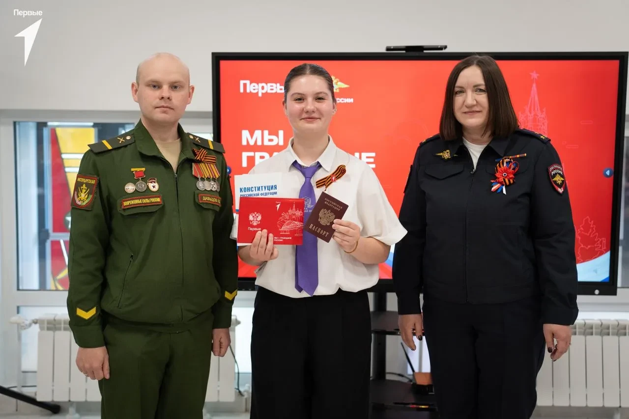 В Воронеже полицейские вручили подросткам первые паспорта в стенах «Музея-диорамы»