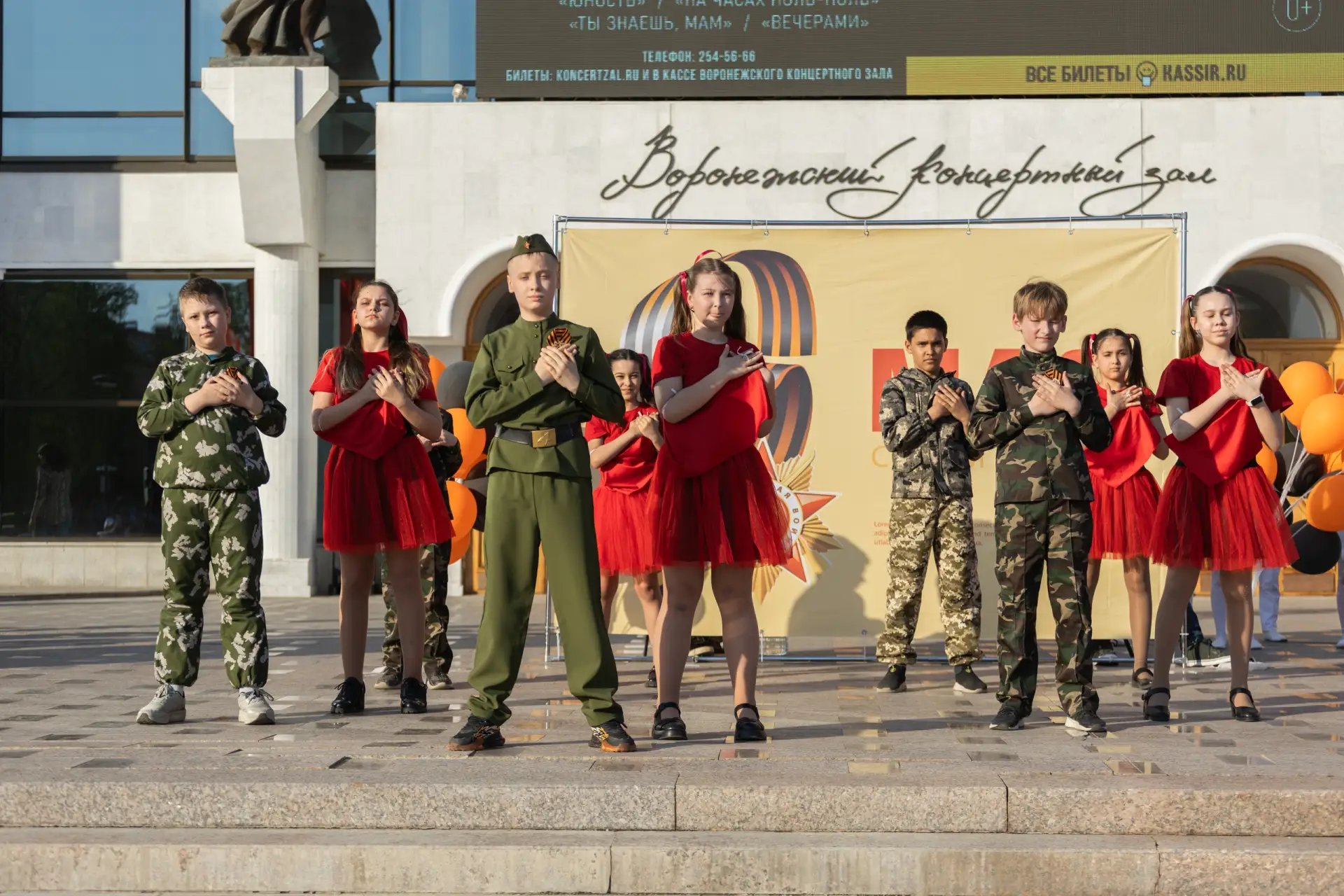 В Воронеже прошел уличный концерт волонтеров культуры «Голоса Победы»