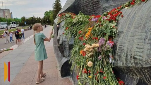 Весь день воронежцы несут цветы к памятнику Славы