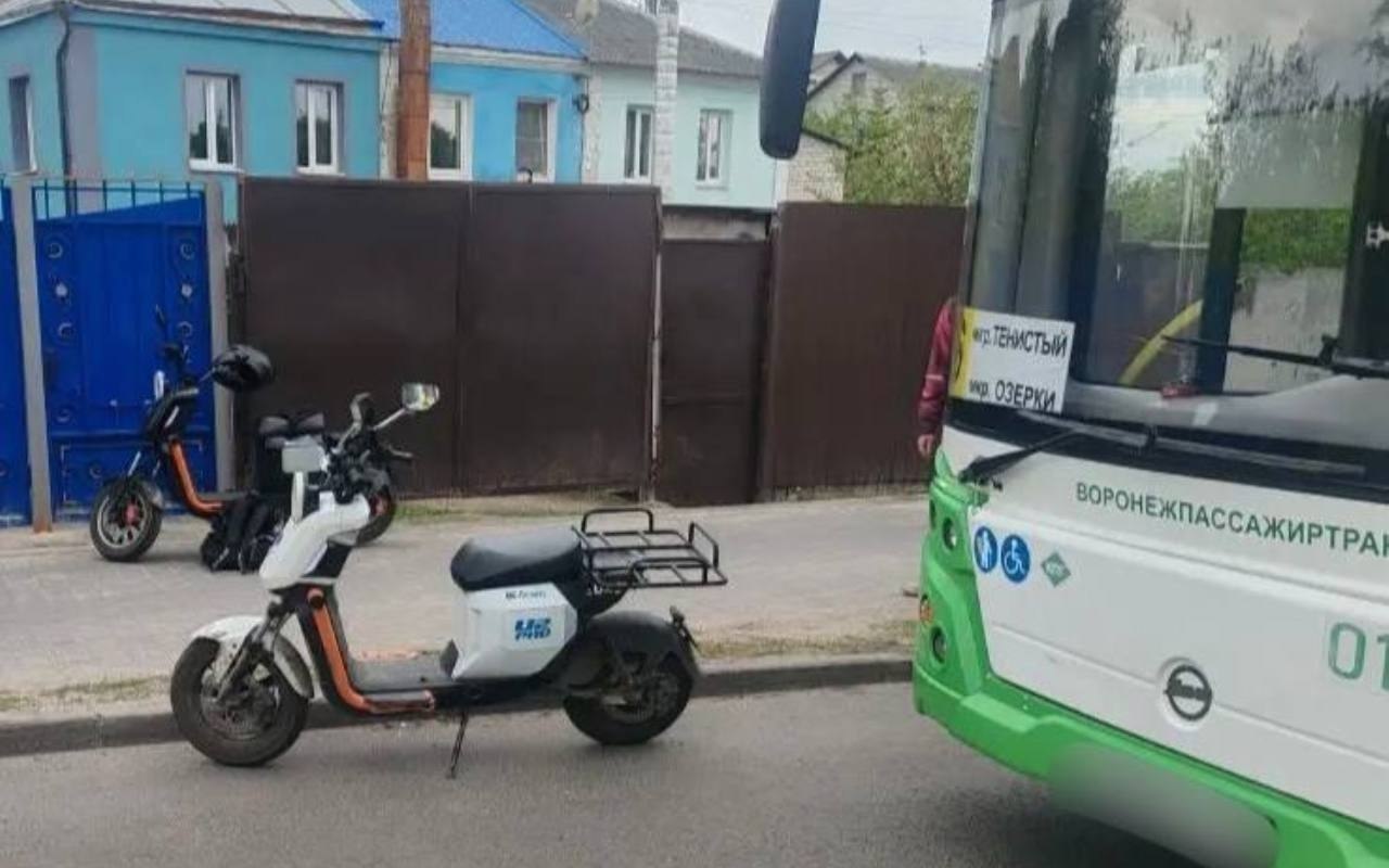 В поселке Отрадное Новоусманского района выходившую из салона автобуса девочку сбил проезжавший мимо на электроскутере 19-летний местный житель