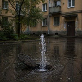 Фонтан воды забил из канализационного люка во дворе на левом берегу Воронежа