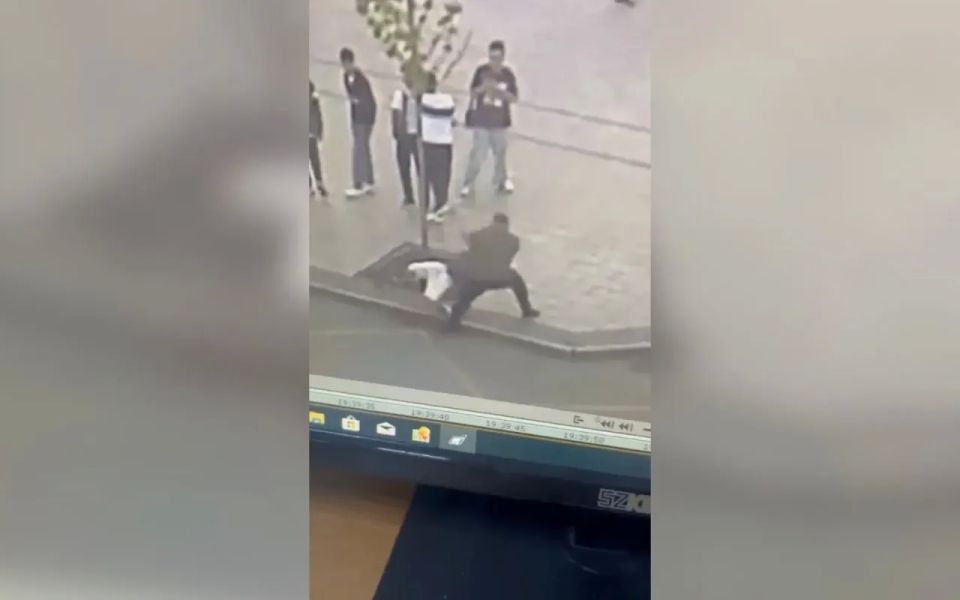 В центре Воронежа мужчина избил уличного музыканта после возникшей словесной перепалки