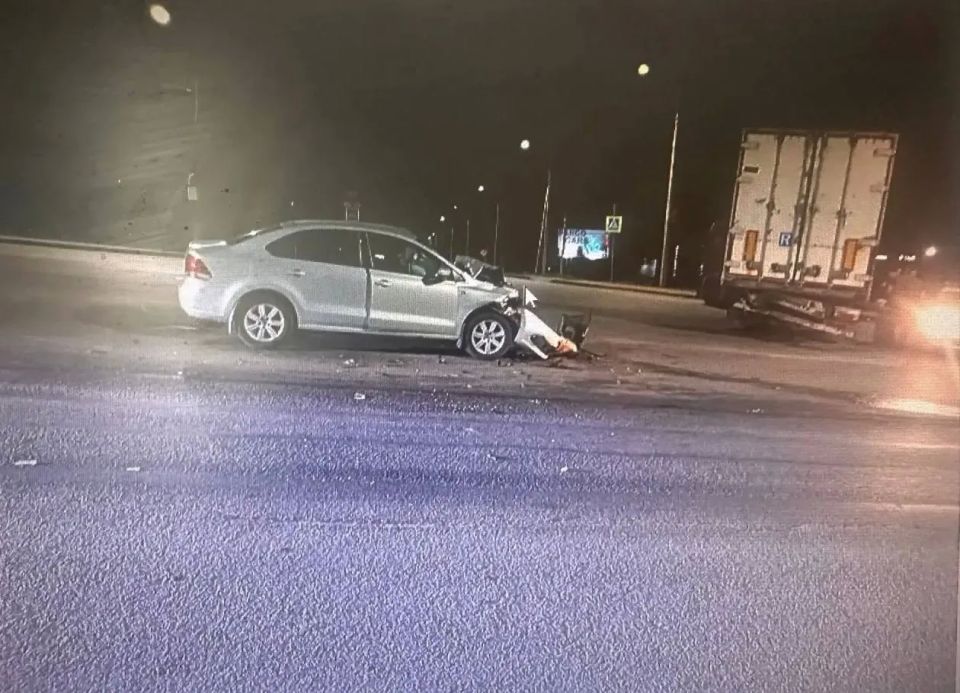 В Воронеже столкнулись Volkswagen и грузовик: пострадала женщина